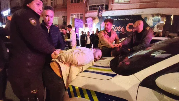 Alkollü sürücü kimlik isteyen şube müdürüne tekme attı