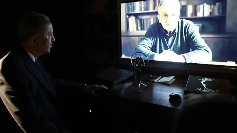 Başkan Recep Tayyip Erdoğan, "Bir Şiir Bir Hayat Canım İstanbul" sergisini gezdi