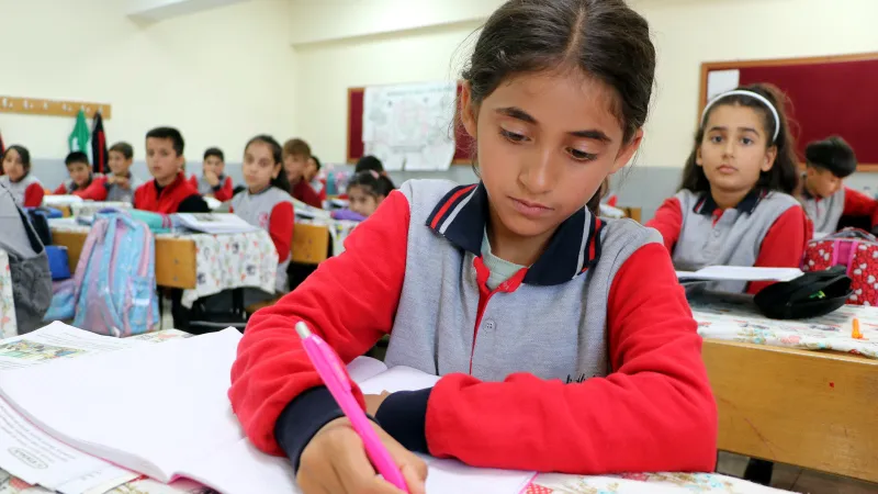 Tek Başına Okurken Şimdi 32 Kişilik Sınıfta! Hasret'in Şaşırtan Değişimi