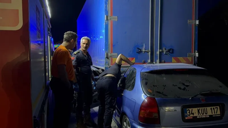 Bursa'da Feci Kaza: Otomobil Kamyonun Altına Girdi, 1 Kişi Hayatını Kaybetti