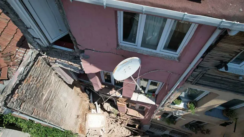 Depreme gerek kalmadı: İstanbul'da bina çöktü! Çevredeki apartmanlarda hasar var
