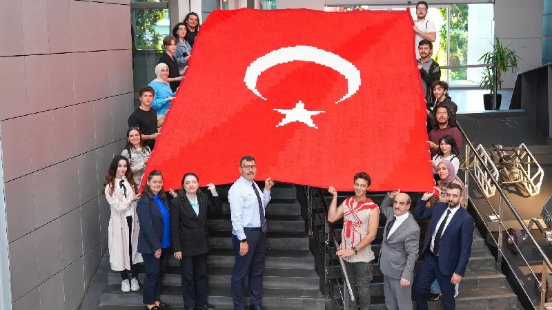 Elde örülen dev Türk bayrağı İTÜ'de sergilendi