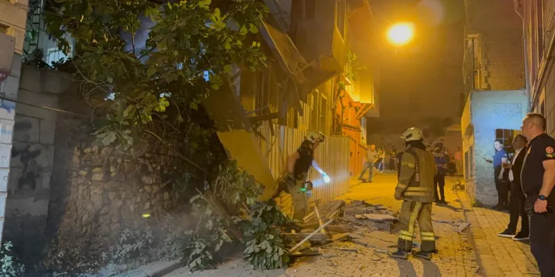 Fatih’te metruk bina çöktü: Enkazda arama yapılıyor