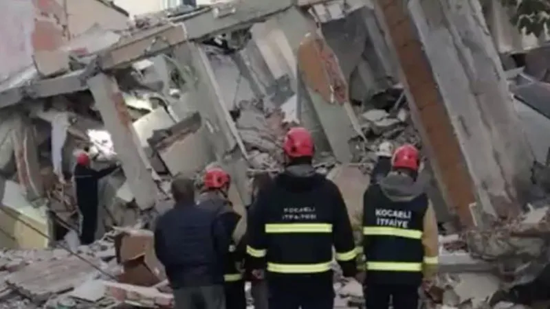 Gebze'de 5 katlı bina çöktü! Çok sayıda ekip sevk edildi