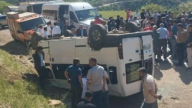 Hakkari'de servis takla attı! 14 yaralı