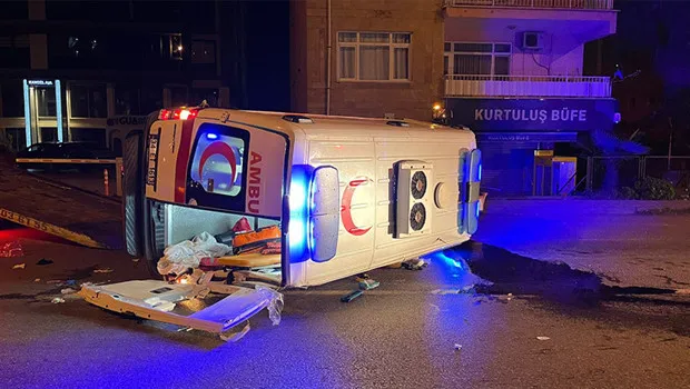 Hasta taşıyan ambulans otomobille çarpıştı: 5 kişi yaralandı
