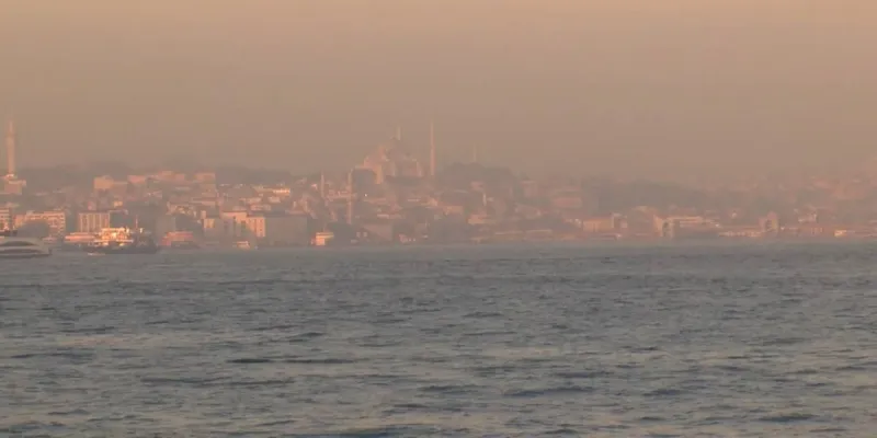 İstanbul'u Esir Alan Sis: Boğaz'da Görüş Mesafesi Sıfıra İndi!