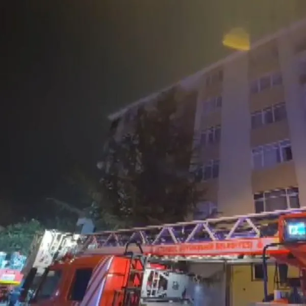 Kadıköy'de 5 katlı binada yangın paniği!