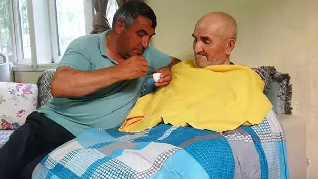 Kayseri'de örnek evlat! 6 yıldır felçli babasına bakıyor! 'O benim her şeyim'