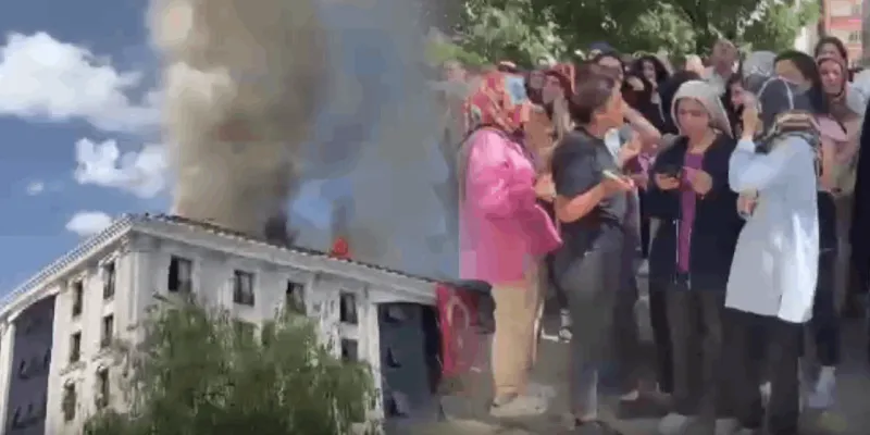 Kız öğrenci yurdunda yangın: Öğrenciler tahliye edildi