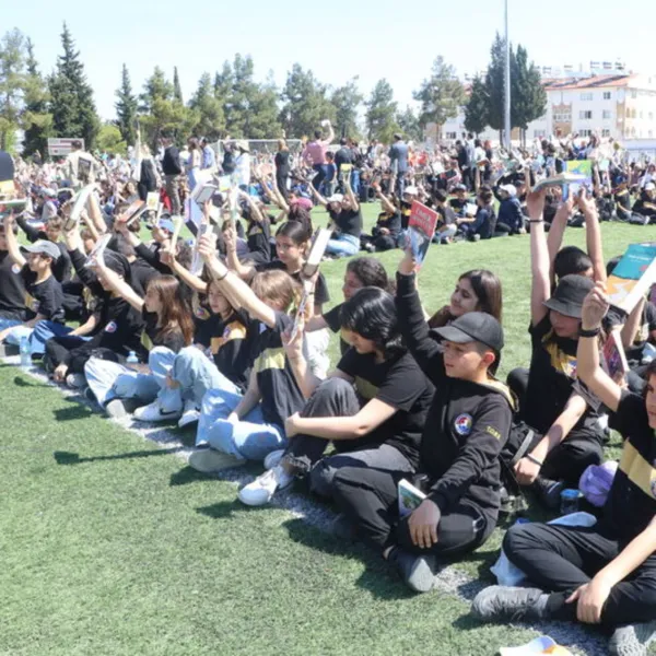 Burdur'da Rekor Denemesi: 12 Bin Öğrenci Tek Yürek Kitap Okudu!