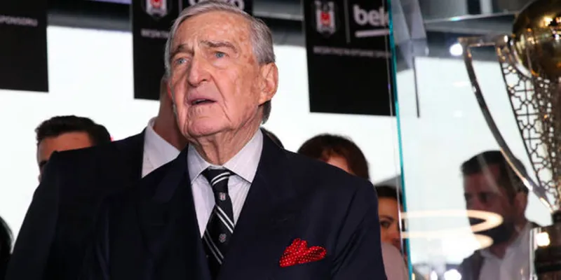 Rahmi Koç'tan Golf Sahasında Şov! 94 Yaşında Gençlere Meydan Okudu!