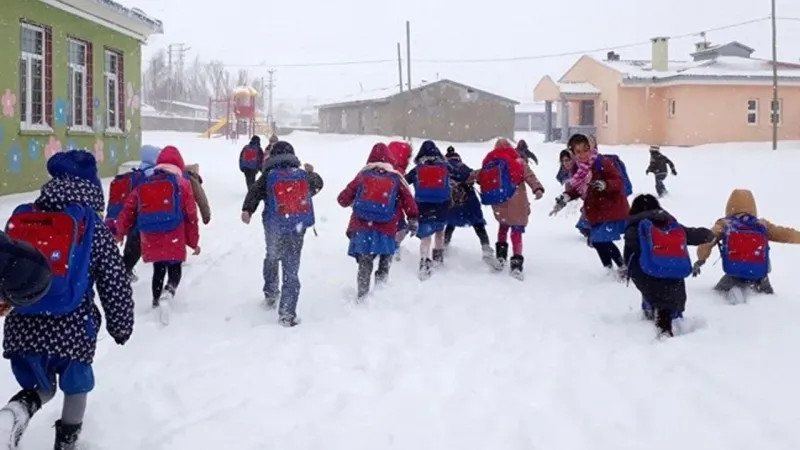 Ankara'da Kar Sürprizi! Okullar Tatil Mi Edildi? İşte Son Dakika!
