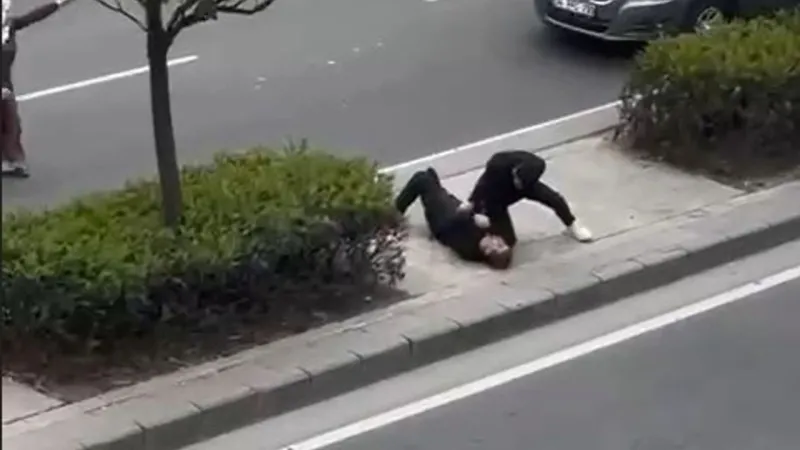 Baba Oğul Kavgası Kamerada: Tek Yumrukla Bayıltma! Şoke Etti!
