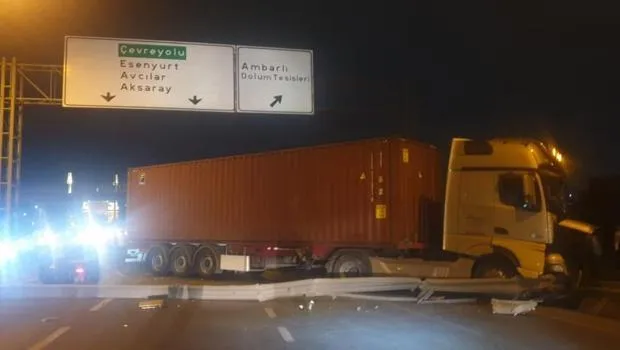 Beylikdüzü'nde TIR Dehşeti! Motosikletli Feci Şekilde Can Verdi