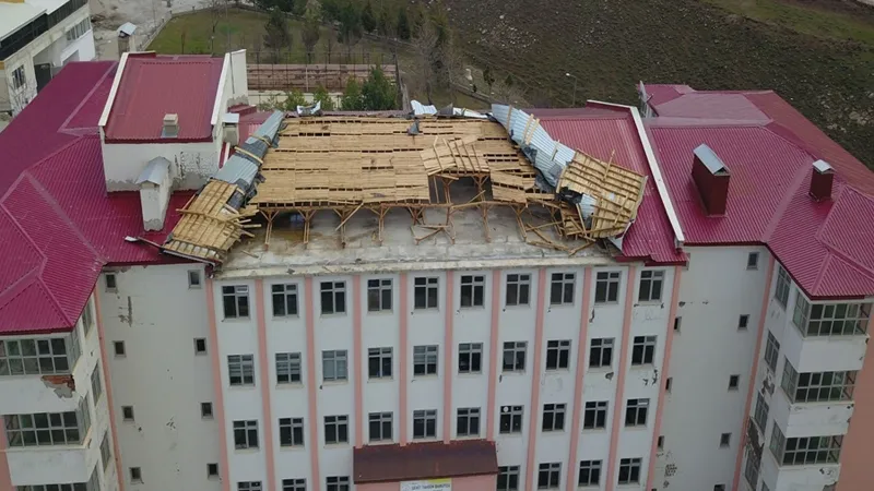 Bitlis'te Fırtına Faciası! Okulun Çatısı Uçtu, Eğitim Durdu!
