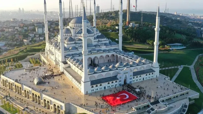 İstanbul Camileri Artık Dijital! 5 Dilde Karekodlu Bilgi