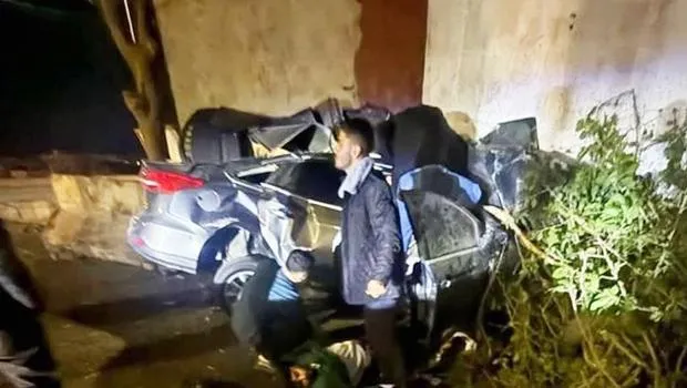 Feci Kaza! Otomobil Duvara Çarptı: 2 Can Kaybı!