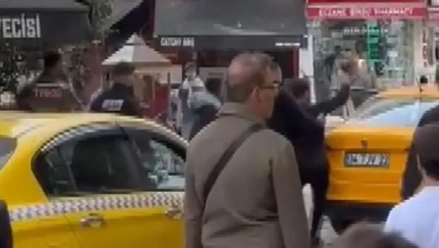 Kadıköy'de Taksiciye Bıçaklı Saldırı! O Anlar Kamerada