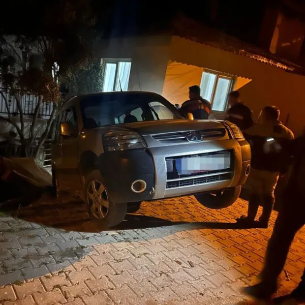 Kaçak avcıların kaçış aracı Karacaören Barajı'nda askıda kaldı