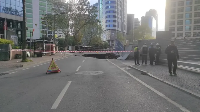 Sarıyer'de Yol Çöktü! İstanbul Trafiği Alarm Veriyor!