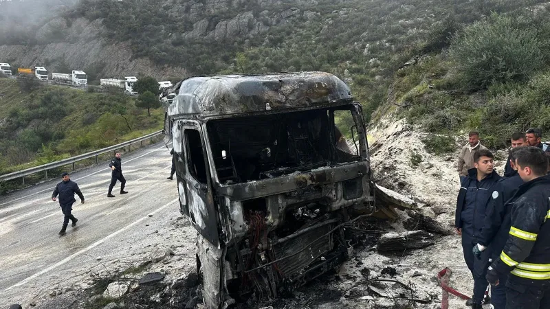 Feci Kaza! Tır Sürücüsü Alevler İçinde Can Verdi