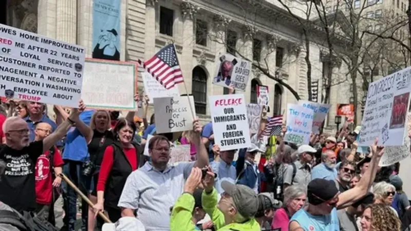 Trump'a Göçmen Protestosu: Adalet İsteyen Binler Sokakta!