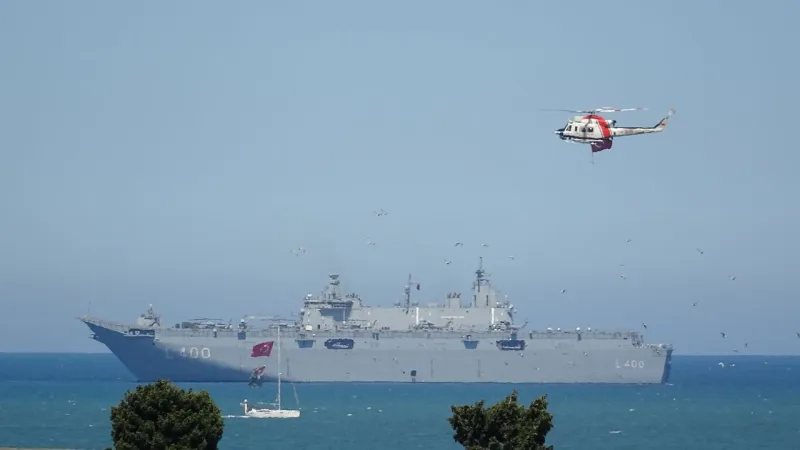 Samsun'da coşkulu 19 Mayıs kutlaması: TCG Anadolu ve balıkçı tekneleri tören geçişinde buluştu