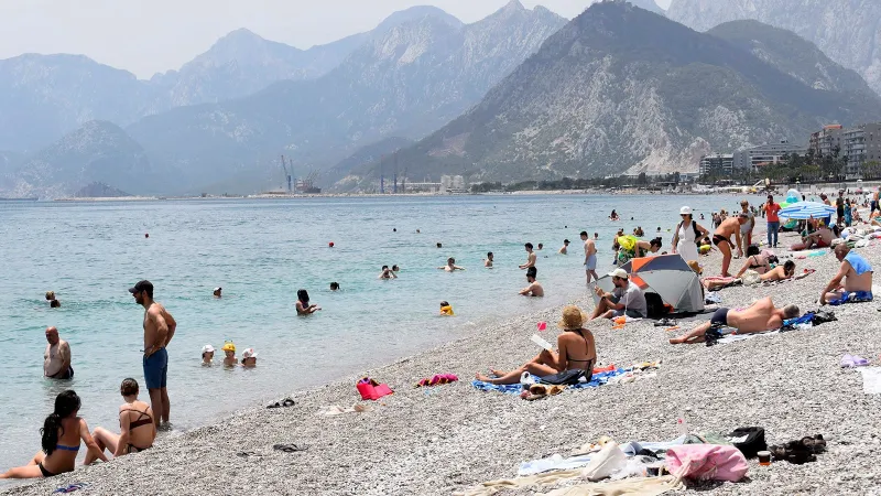 Antalya Yanıyor! Konyaaltı Sahili'nde İzdiham!