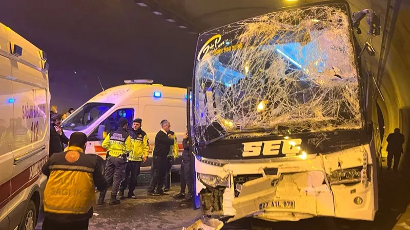 Yolcu otobüsü ile tırın çarpıştığı kazada 5 kişi yaralandı