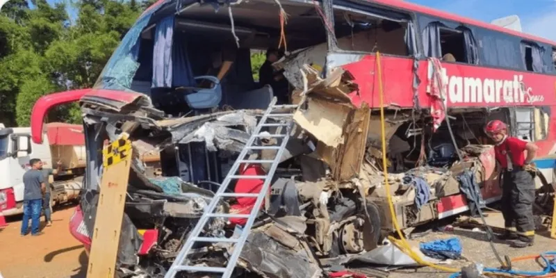 Yolcu otobüsü kamyonla çarpıştı: 11 ölü, 45 yaralı